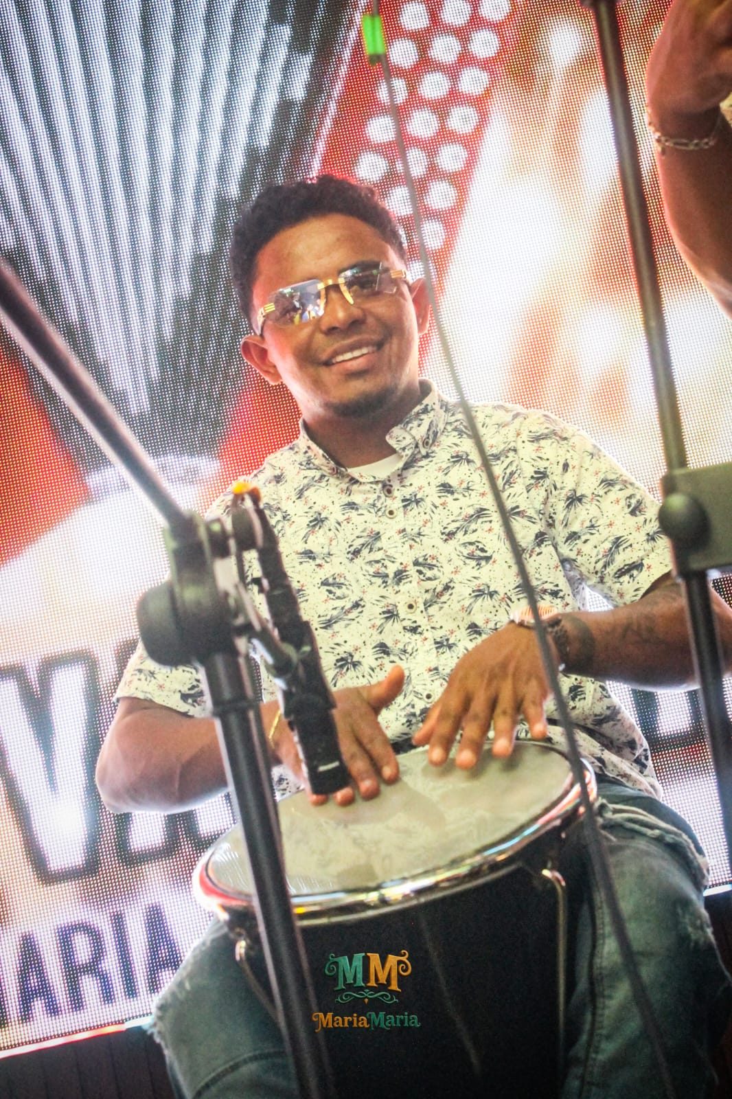 Percusionista tocando la caja vallenata