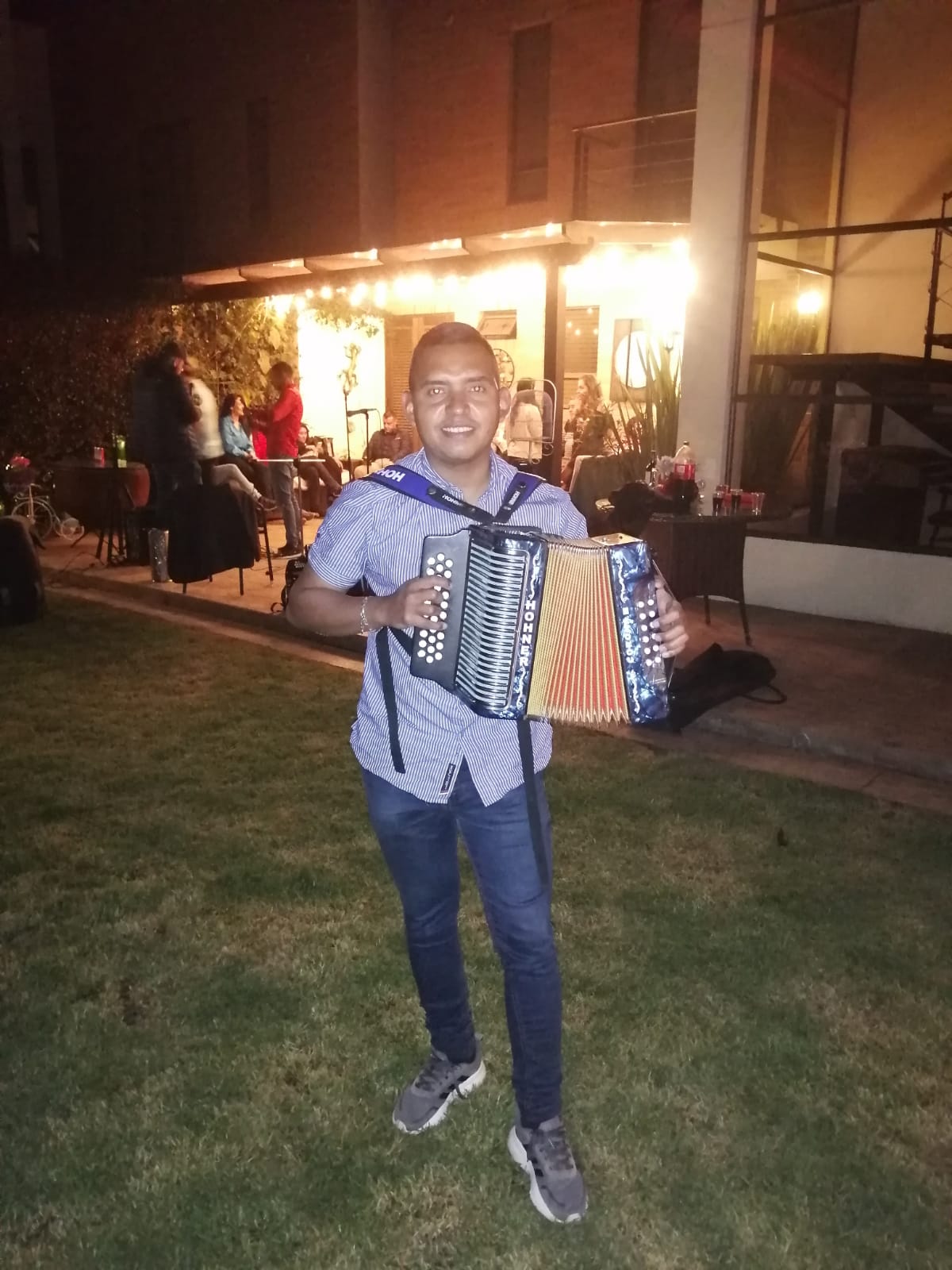 Grupo vallenato en vivo con acordeón y caja en Bogotá