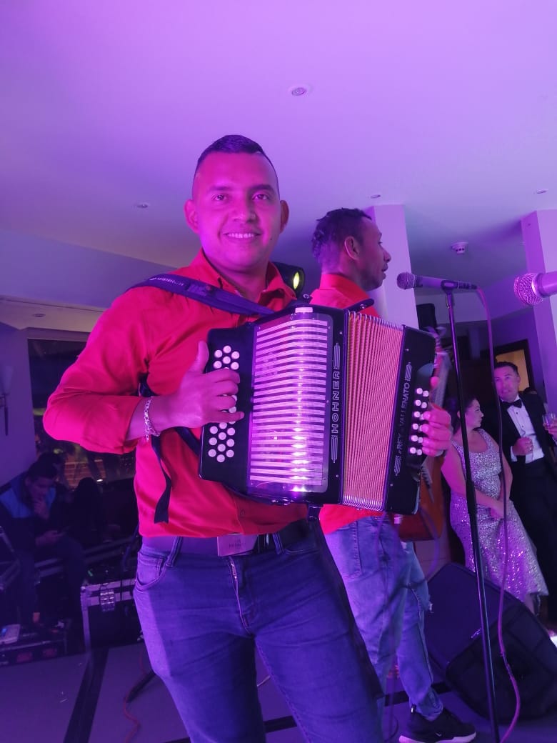 Grupo vallenato animando una fiesta en Bogotá