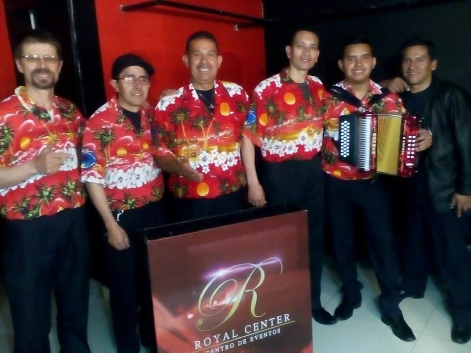 Grupo vallenato tocando para invitados en Bogotá