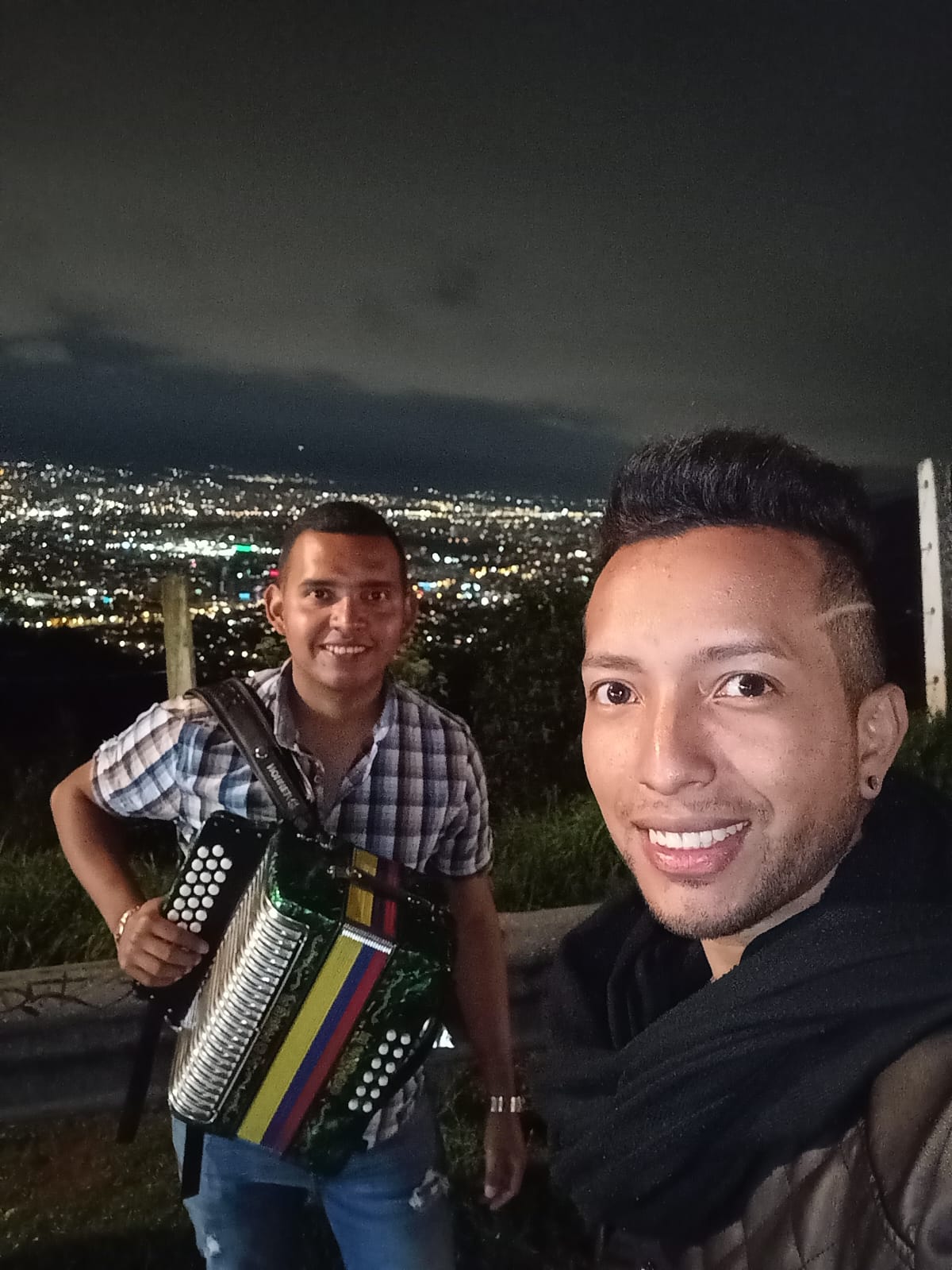 Vallenato Bogotá Live tocando en una parranda