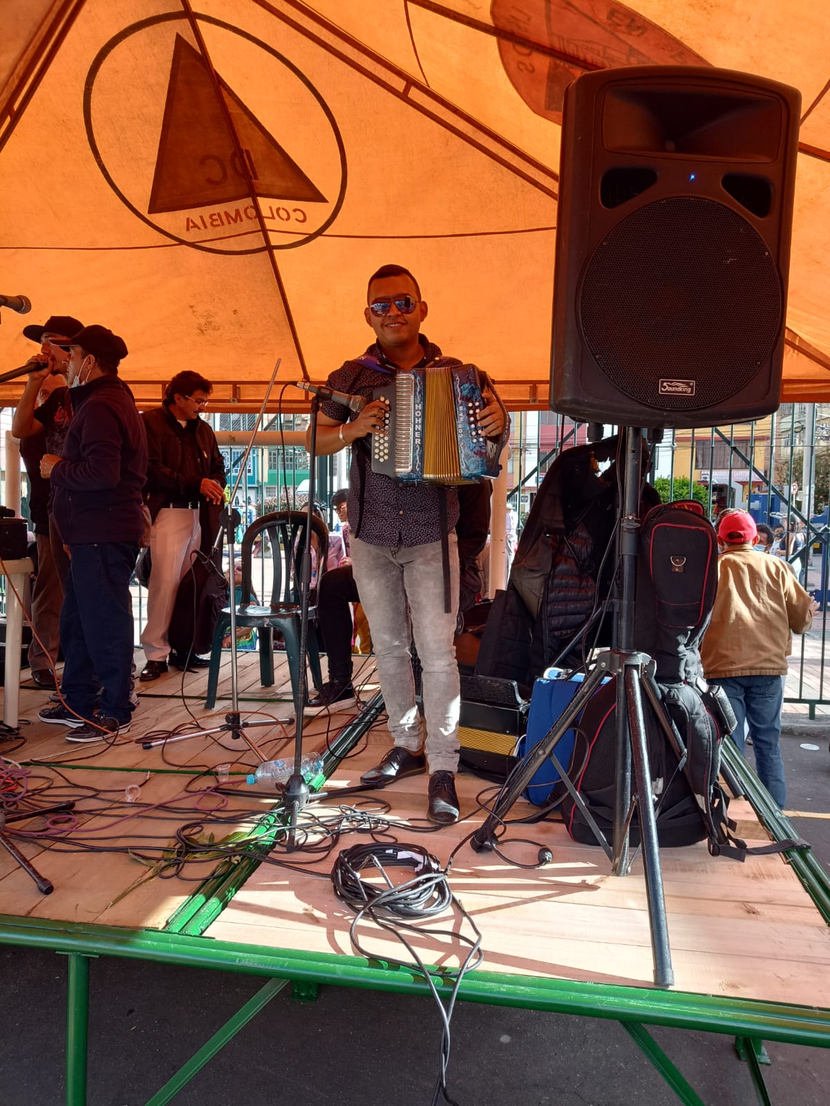 Grupo vallenato en un evento social en Bogotá