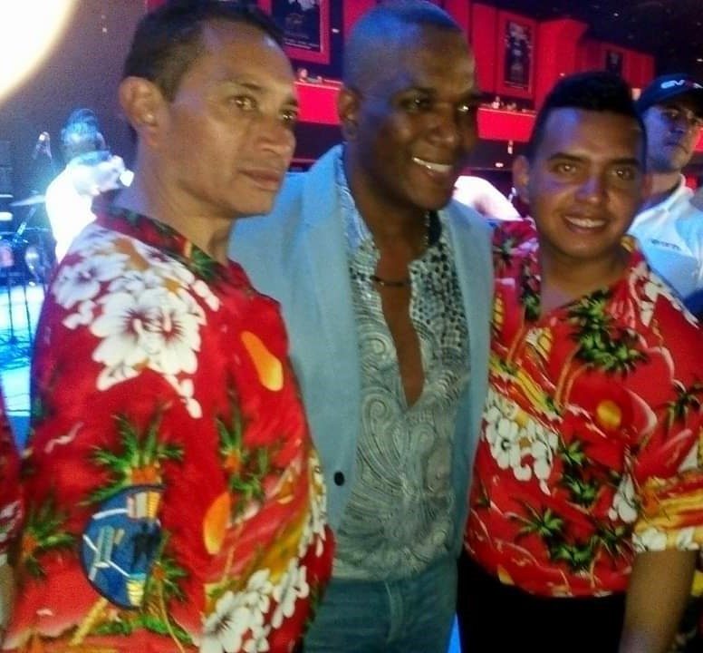 Grupo vallenato posando con un artista invitado