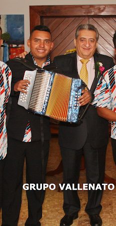 Grupo vallenato posando con acordeón en un evento en Bogotá