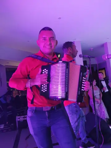 Grupo vallenato animando una fiesta en Bogotá