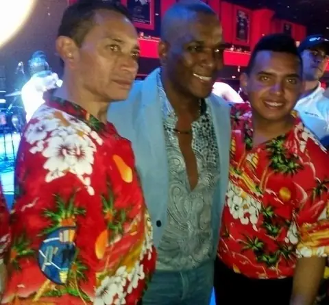 Grupo vallenato posando con un artista invitado