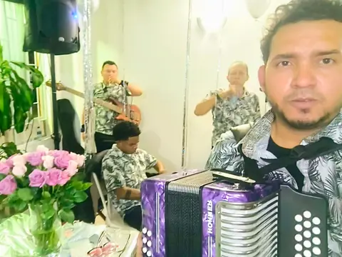 Grupo vallenato de Vallenato Bogotá Live, uniformado, tocando en una fiesta con flores y globos