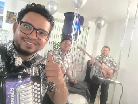 Músicos de Vallenato Bogotá Live con acordeón y bajo eléctrico tocando en una celebración en casa