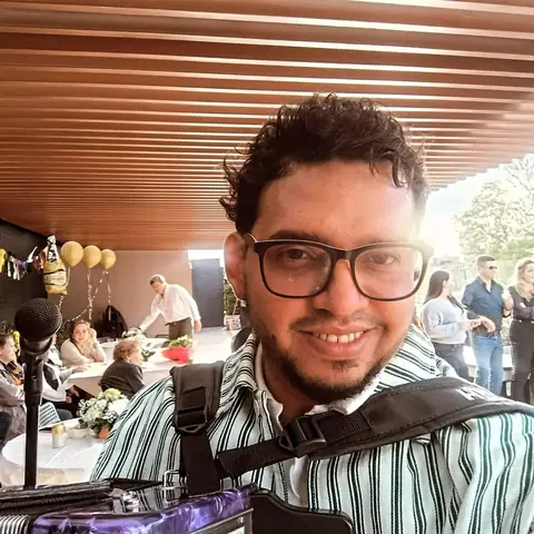 Acordeonero de Vallenato Bogotá Live en una fiesta en terraza con invitados