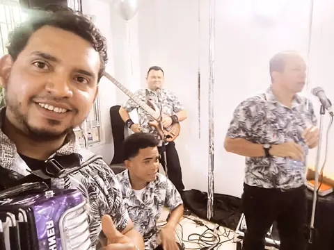 Grupo vallenato con acordeón, bajo, caja y voz principal en una celebración en Bogotá