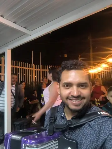 Acordeonero de Vallenato Bogotá Live tocando de noche en una fiesta al aire libre