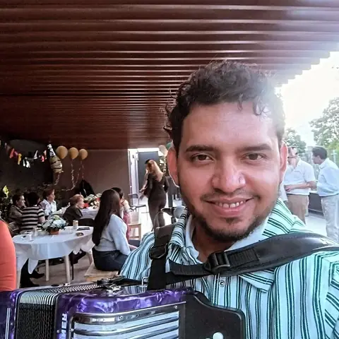 Acordeonero de Vallenato Bogotá Live con invitados en una fiesta en terraza al atardecer